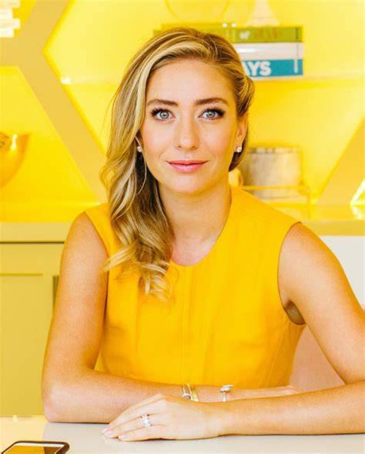 Allison Wolfe Net Worth