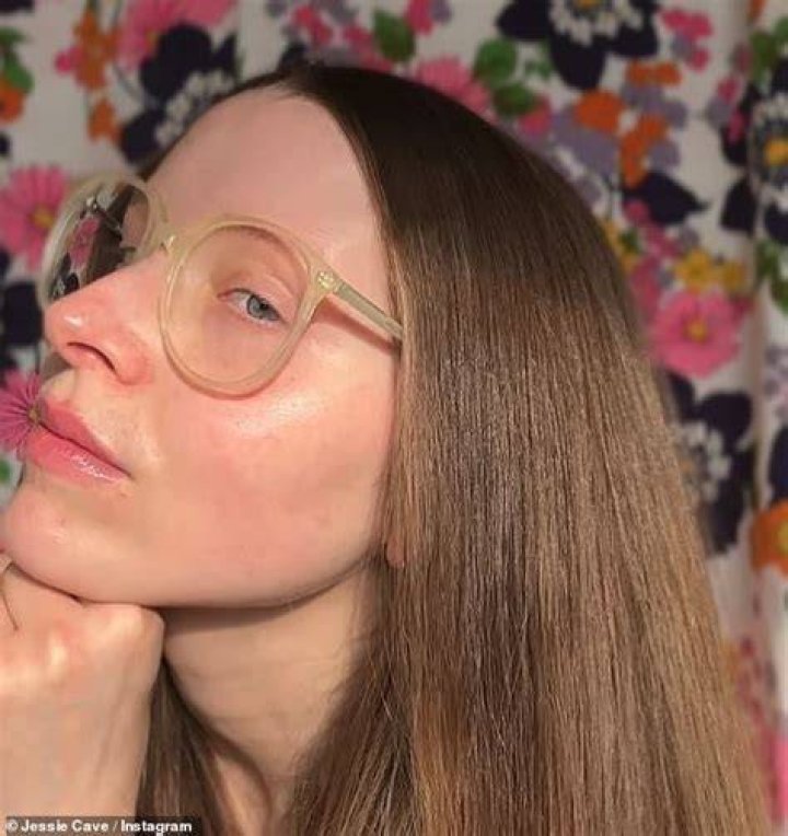 Caroline Cave Net Worth