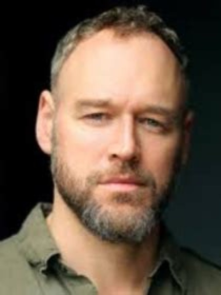 Elliot Cowan