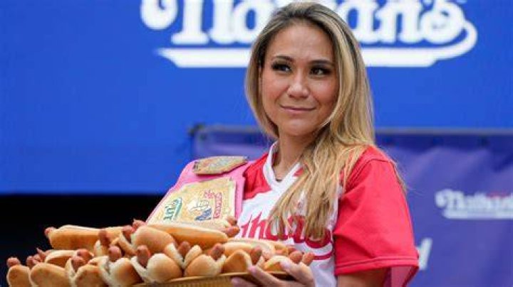 Miki Sudo hot dogs