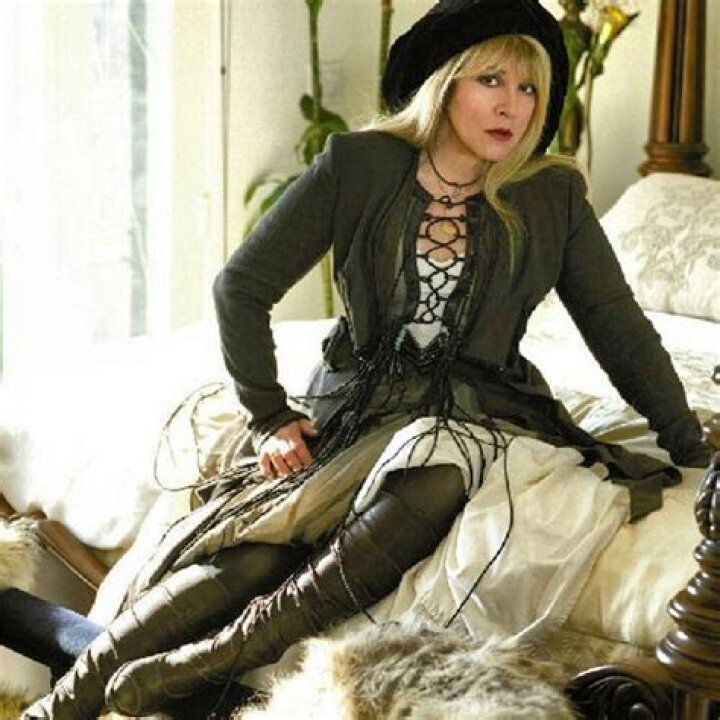 why does stevie nicks wear gloves